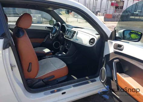 2015 Volkswagen Beetle 1.8T Classic z USA, uszkodzony, nr VIN 3VWF17AT0FM655321